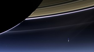 Saturni rõngaste taustal